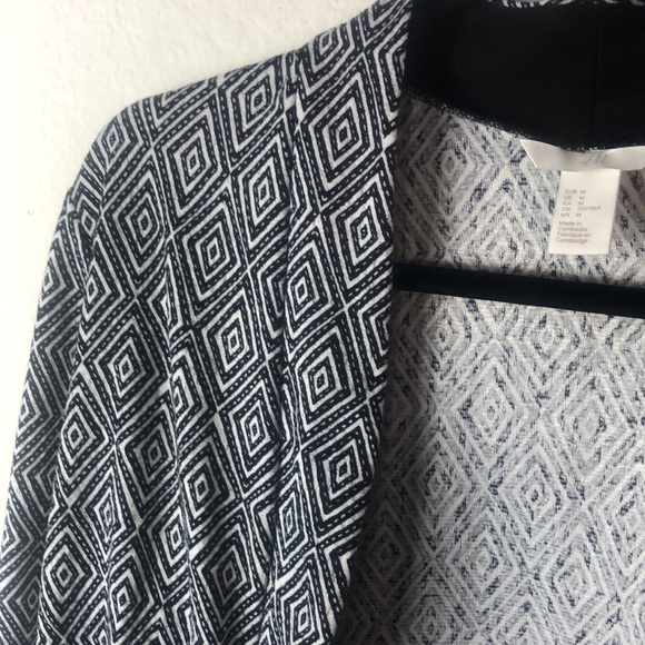 Patterned H&M Black And White Diamond Patterned Cardiagan - Picture 2 of 8